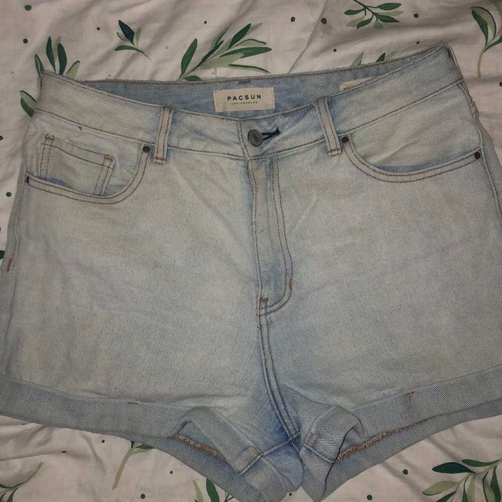 Light-wash Pacsun Shorts 🌻